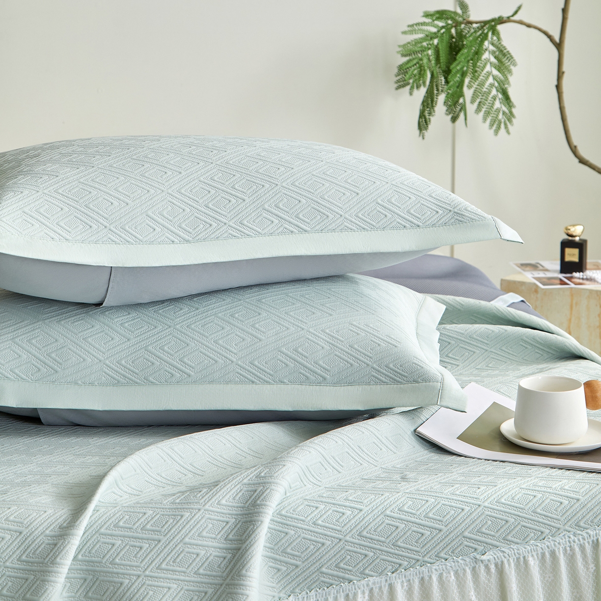 91家纺网 家纺一手货源 找家纺 航途席业 2026新款A类凉感豆豆床裙款凉席三件套-系列六 浅青回韵