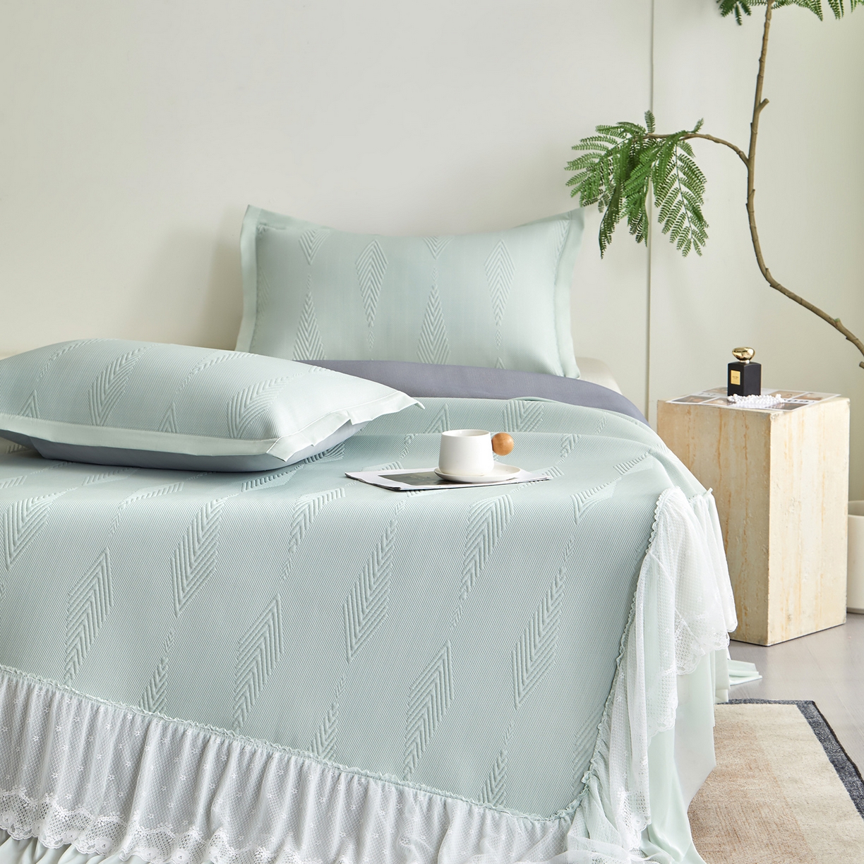 91家纺网 家纺一手货源 找家纺 航途席业 2026新款A类凉感豆豆床裙款凉席三件套-系列六 青纱叶羽