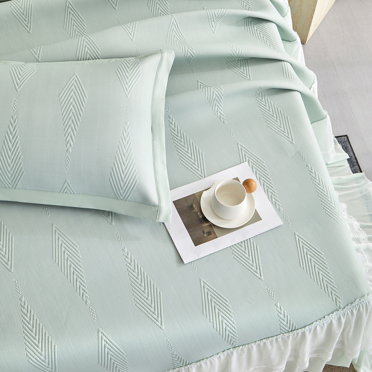 91家纺网 家纺一手货源 找家纺 航途席业 2026新款A类凉感豆豆床裙款凉席三件套-系列六 青纱叶羽