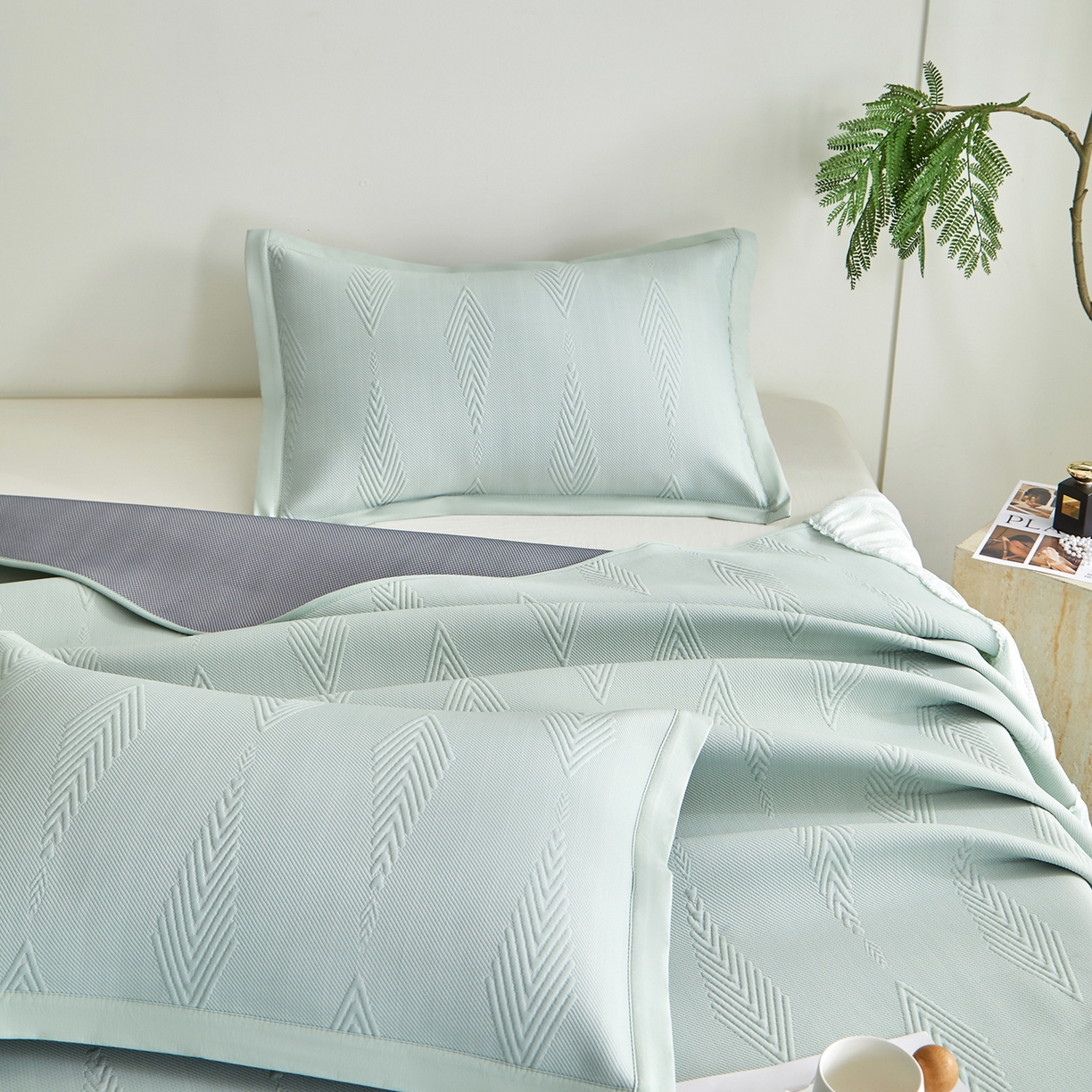 91家纺网 家纺一手货源 找家纺 航途席业 2026新款A类凉感豆豆床裙款凉席三件套-系列六 青纱叶羽