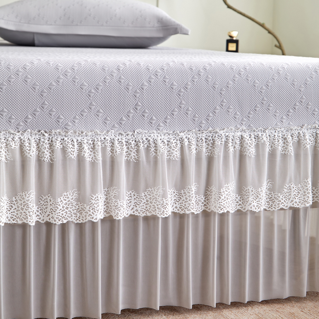 91家纺网 家纺一手货源 找家纺 航途席业 2026新款A类凉感豆豆床裙款凉席三件套-系列六 烟灰菱格