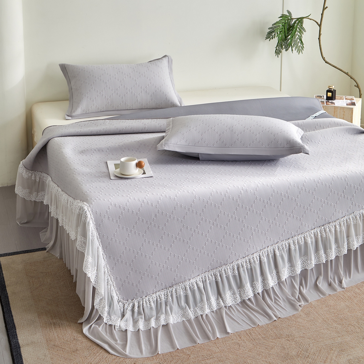 91家纺网 家纺一手货源 找家纺 航途席业 2026新款A类凉感豆豆床裙款凉席三件套-系列六 烟灰菱格