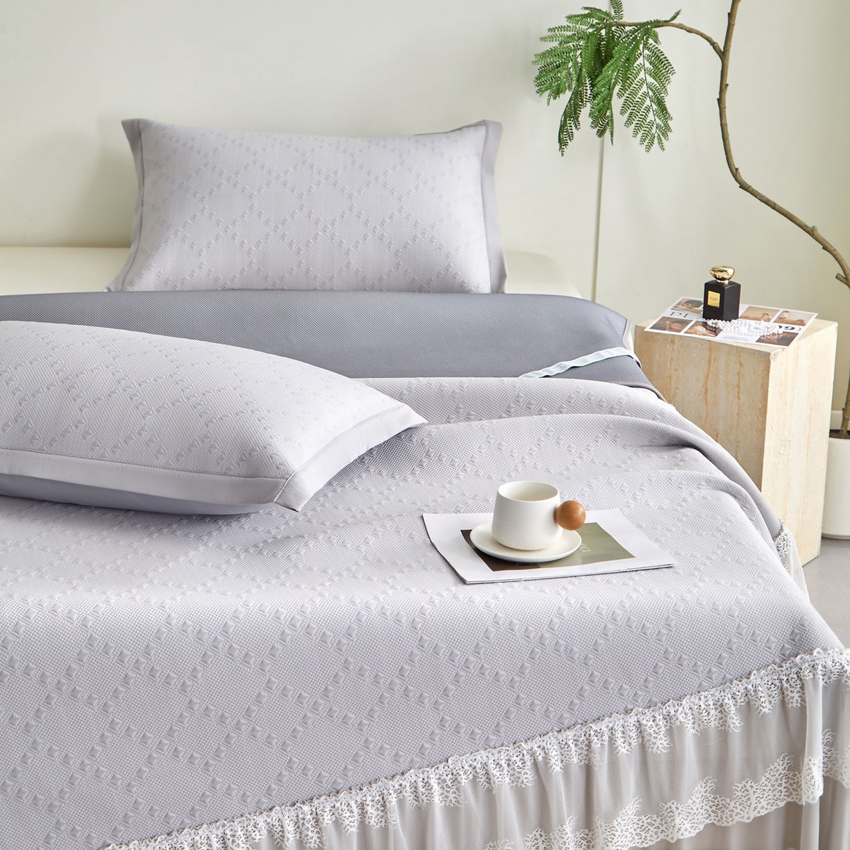 91家纺网 家纺一手货源 找家纺 航途席业 2026新款A类凉感豆豆床裙款凉席三件套-系列六 烟灰菱格