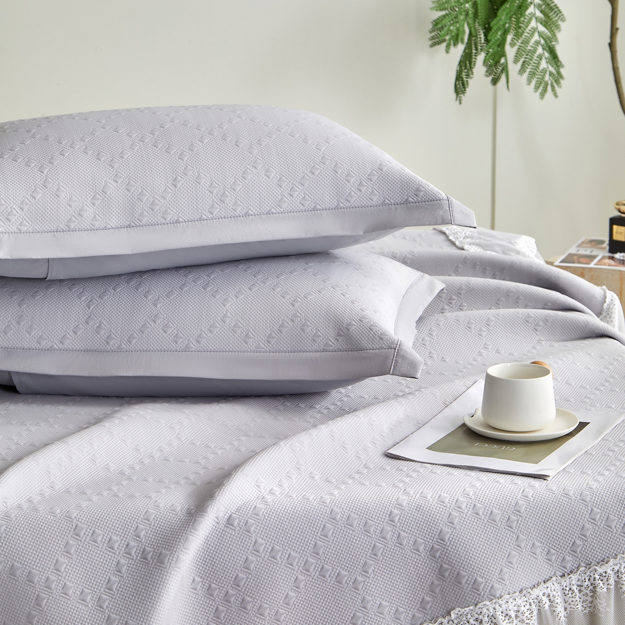 91家纺网 家纺一手货源 找家纺 航途席业 2026新款A类凉感豆豆床裙款凉席三件套-系列六 烟灰菱格