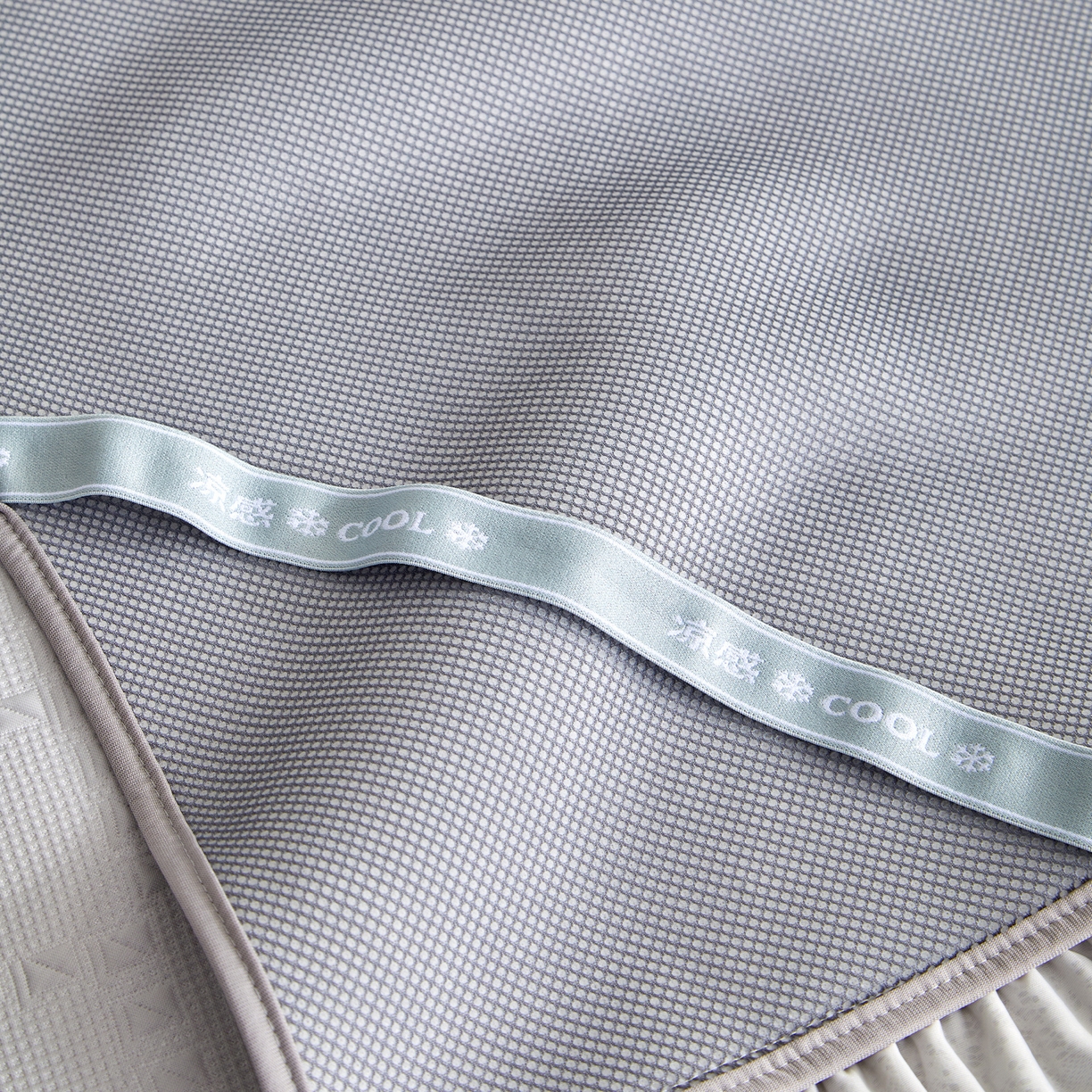 91家纺网 家纺一手货源 找家纺 航途席业 2026新款A类凉感豆豆床裙款凉席三件套-系列六 烟灰菱格