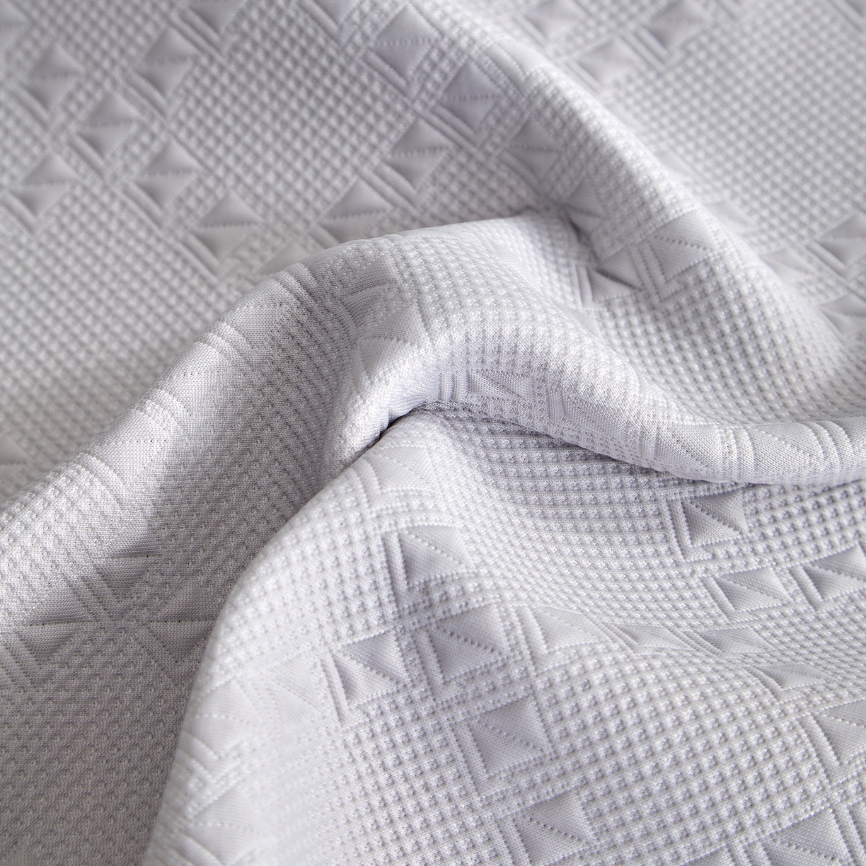 91家纺网 家纺一手货源 找家纺 航途席业 2026新款A类凉感豆豆床裙款凉席三件套-系列六 烟灰菱格