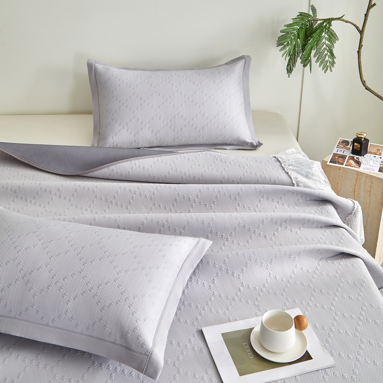 91家纺网 家纺一手货源 找家纺 航途席业 2026新款A类凉感豆豆床裙款凉席三件套-系列六 烟灰菱格