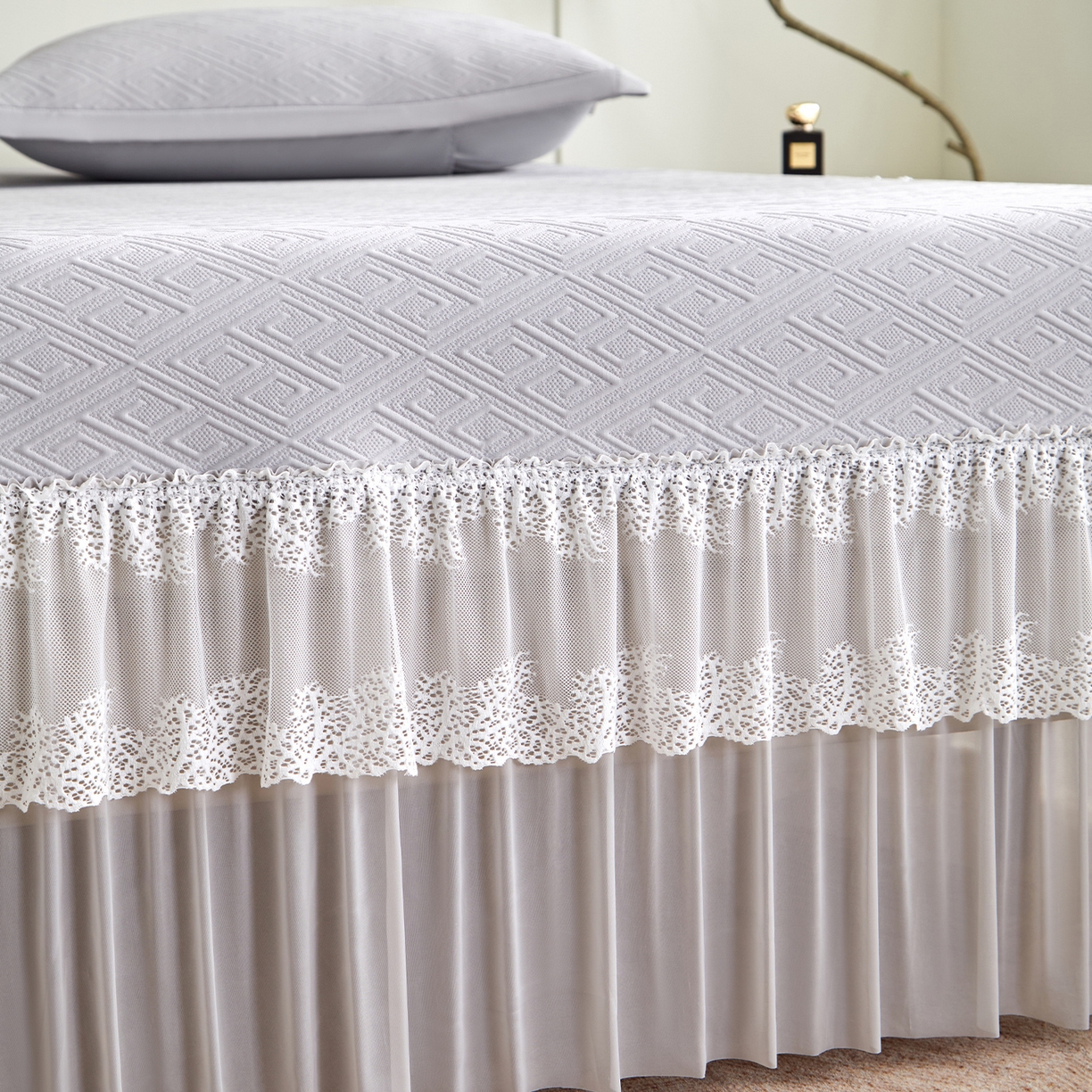 91家纺网 家纺一手货源 找家纺 航途席业 2026新款A类凉感豆豆床裙款凉席三件套-系列六 月灰回韵