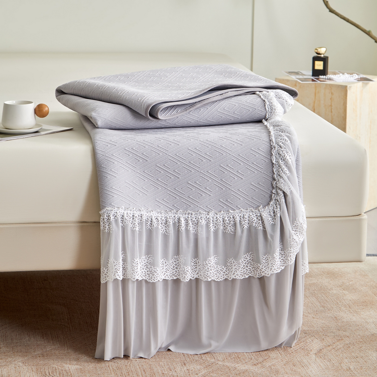 91家纺网 家纺一手货源 找家纺 航途席业 2026新款A类凉感豆豆床裙款凉席三件套-系列六 月灰回韵