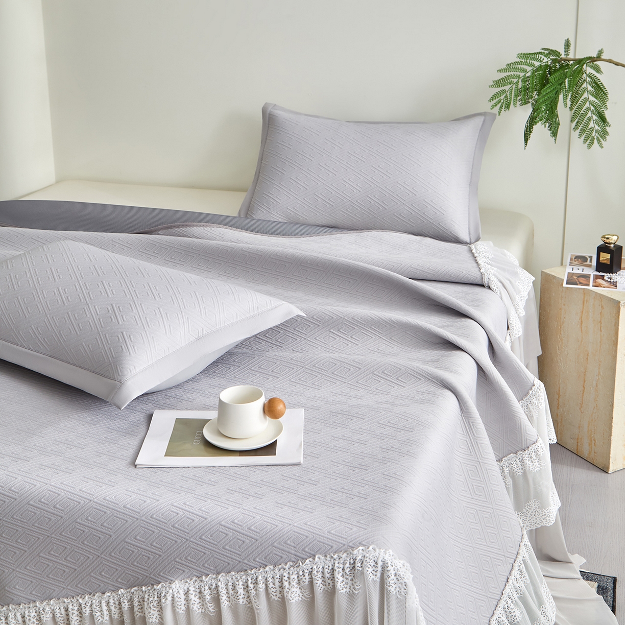 91家纺网 家纺一手货源 找家纺 航途席业 2026新款A类凉感豆豆床裙款凉席三件套-系列六 月灰回韵