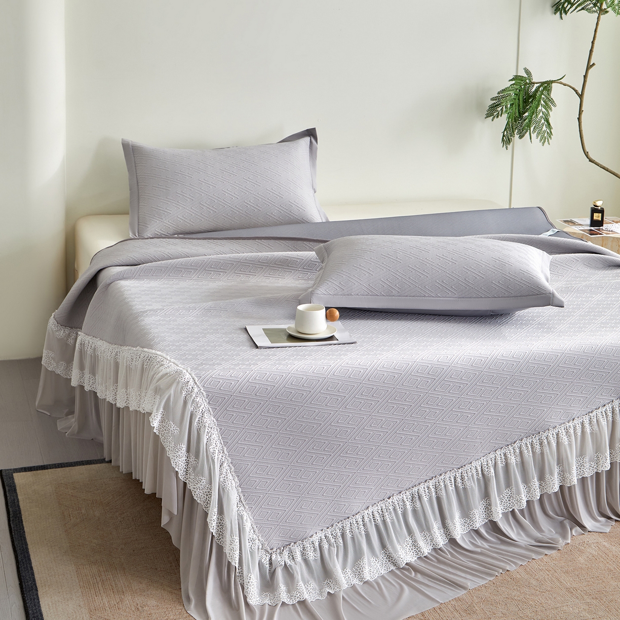 91家纺网 家纺一手货源 找家纺 航途席业 2026新款A类凉感豆豆床裙款凉席三件套-系列六 月灰回韵