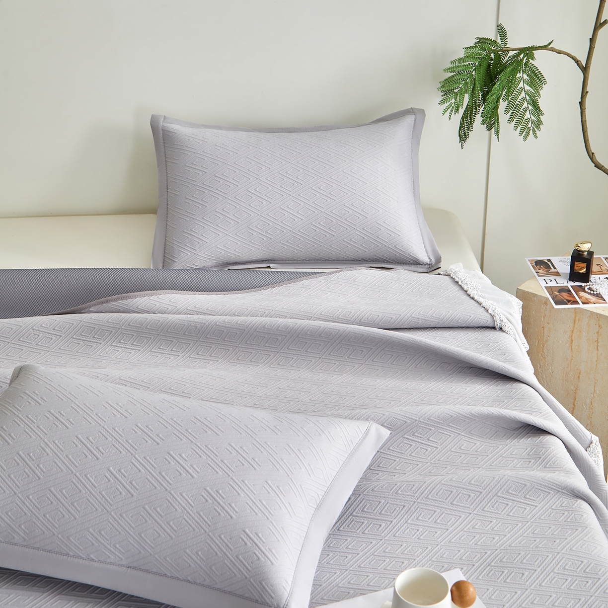 91家纺网 家纺一手货源 找家纺 航途席业 2026新款A类凉感豆豆床裙款凉席三件套-系列六 月灰回韵