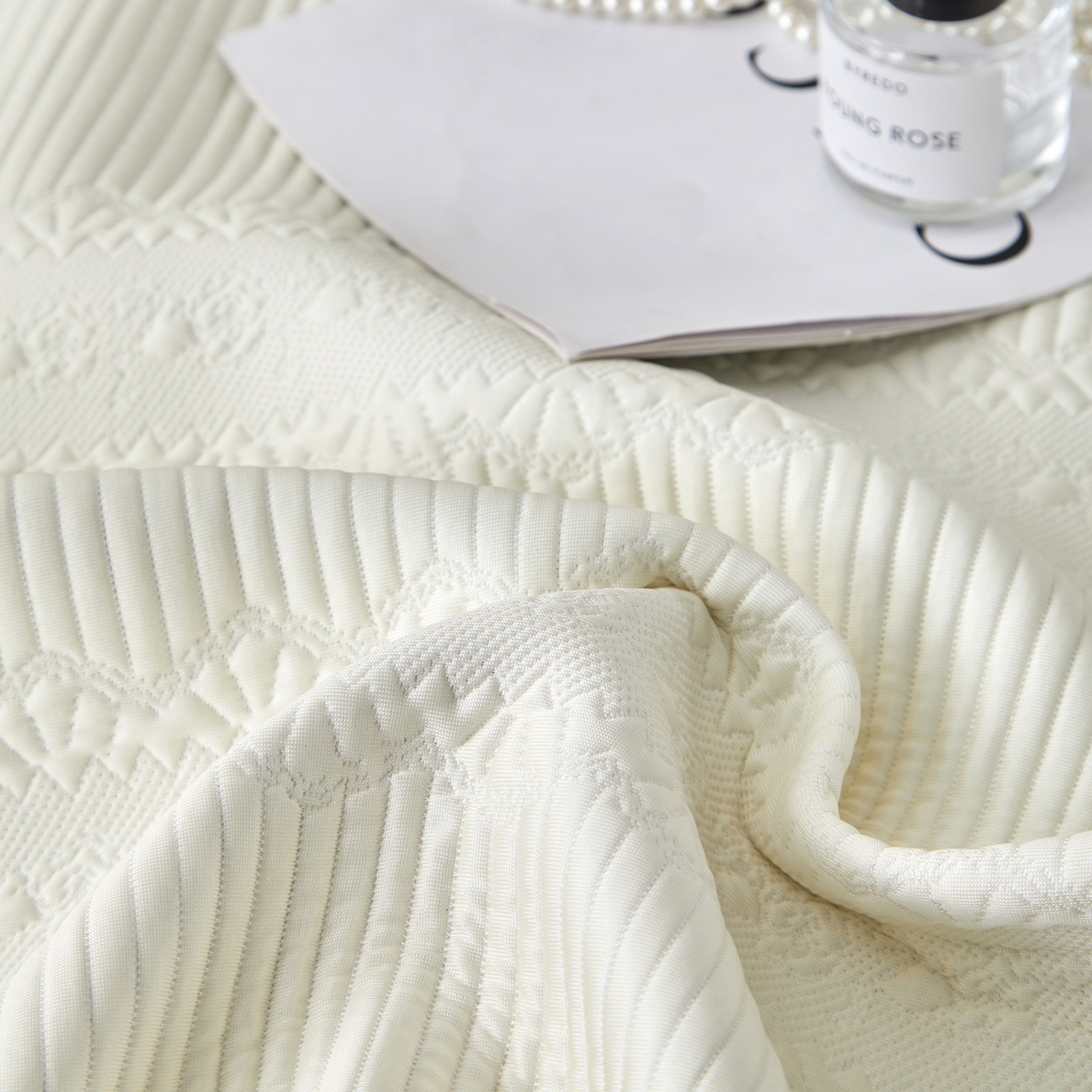 91家纺网 家纺一手货源 找家纺 航途席业 2026新款A类凉感豆豆床裙款凉席三件套-系列五 奶白绮梦