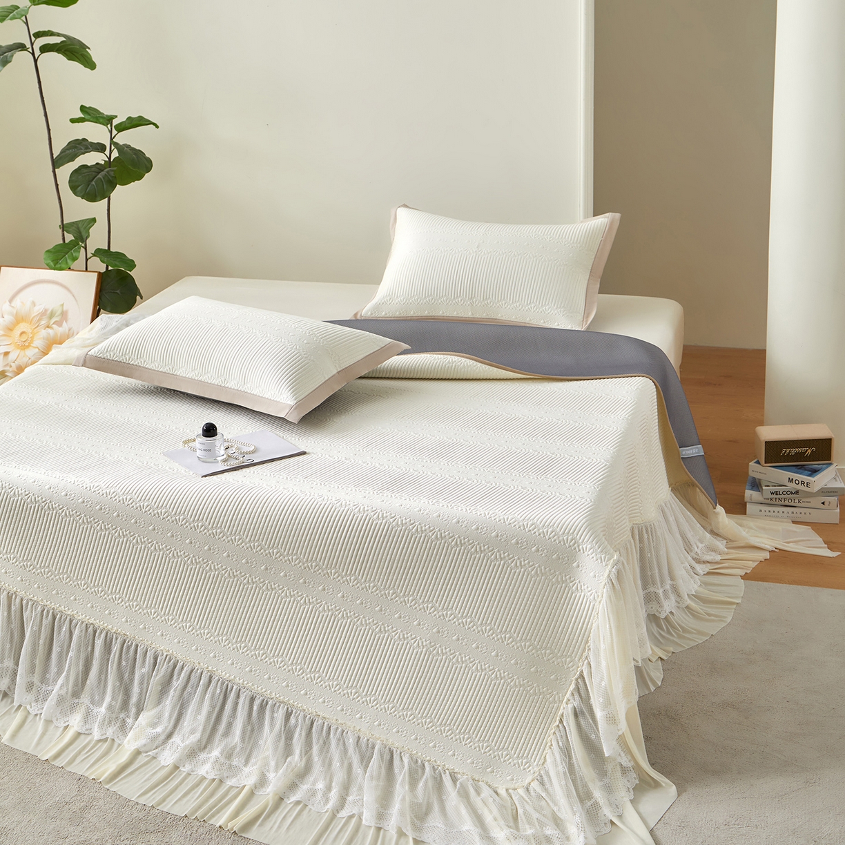 91家纺网 家纺一手货源 找家纺 航途席业 2026新款A类凉感豆豆床裙款凉席三件套-系列五 奶白绮梦