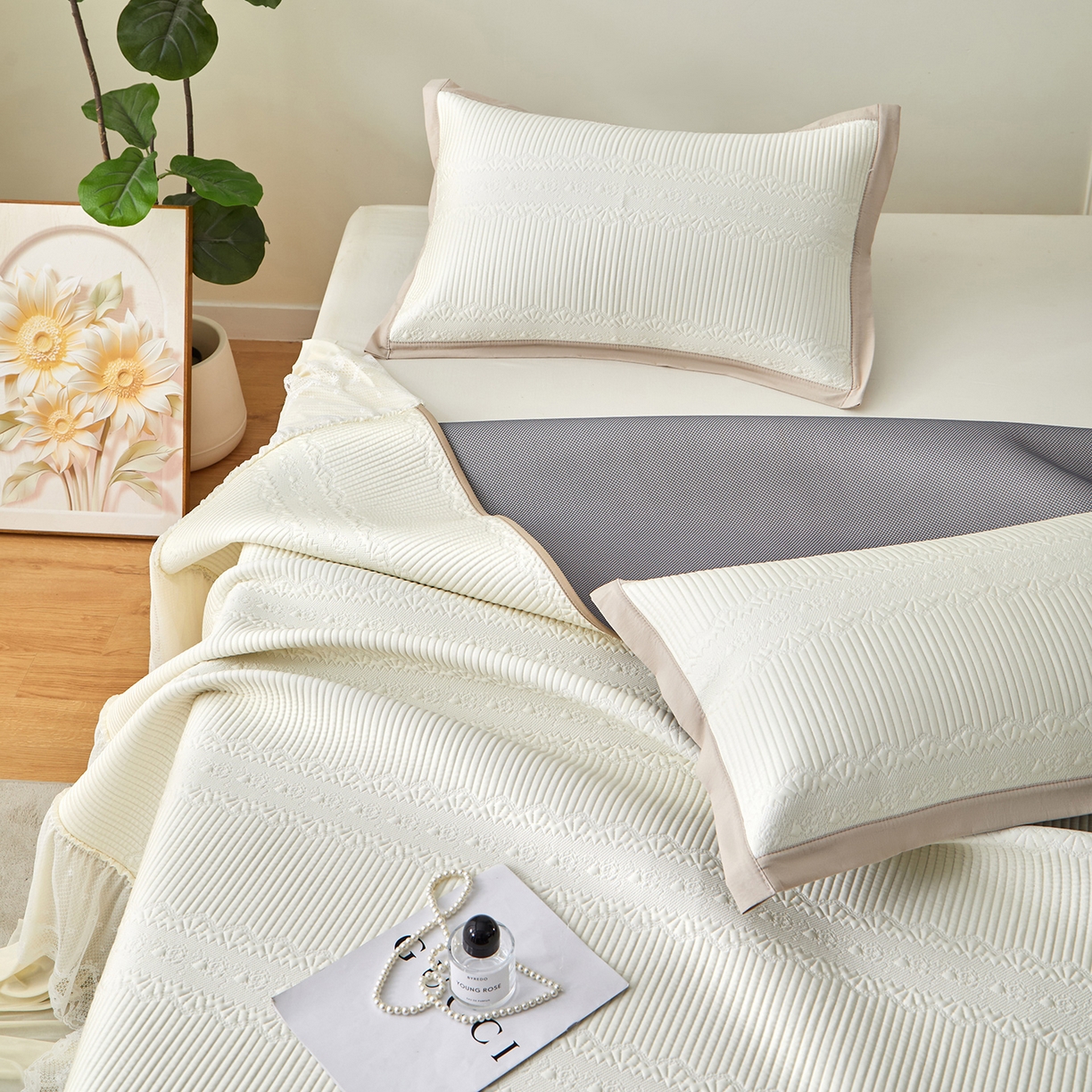 91家纺网 家纺一手货源 找家纺 航途席业 2026新款A类凉感豆豆床裙款凉席三件套-系列五 奶白绮梦