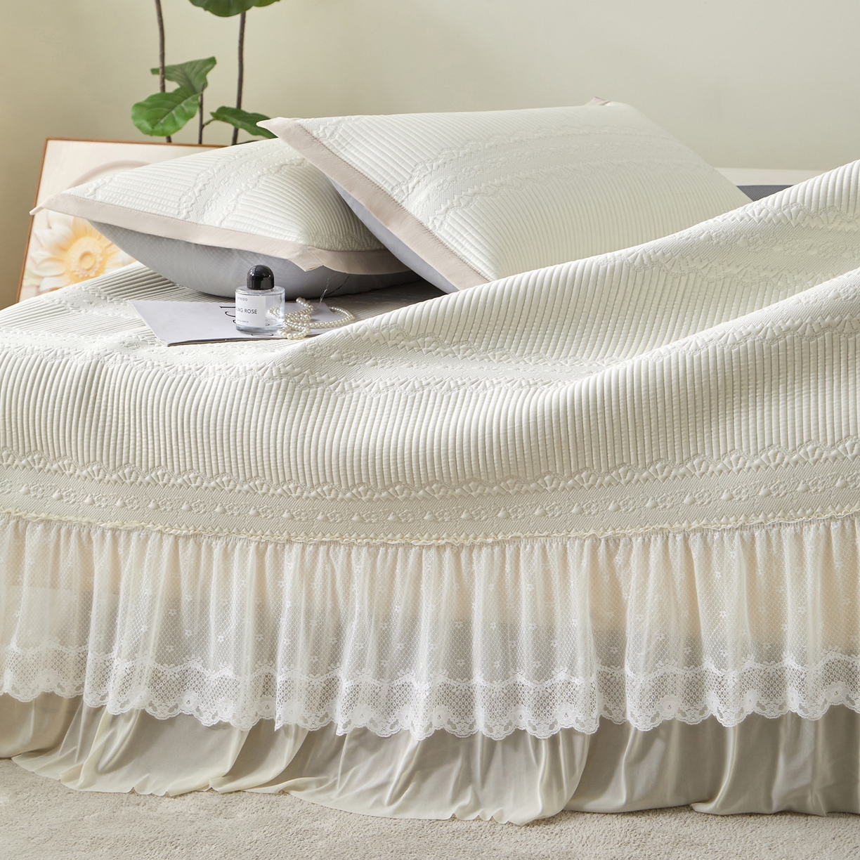 91家纺网 家纺一手货源 找家纺 航途席业 2026新款A类凉感豆豆床裙款凉席三件套-系列五 奶白绮梦