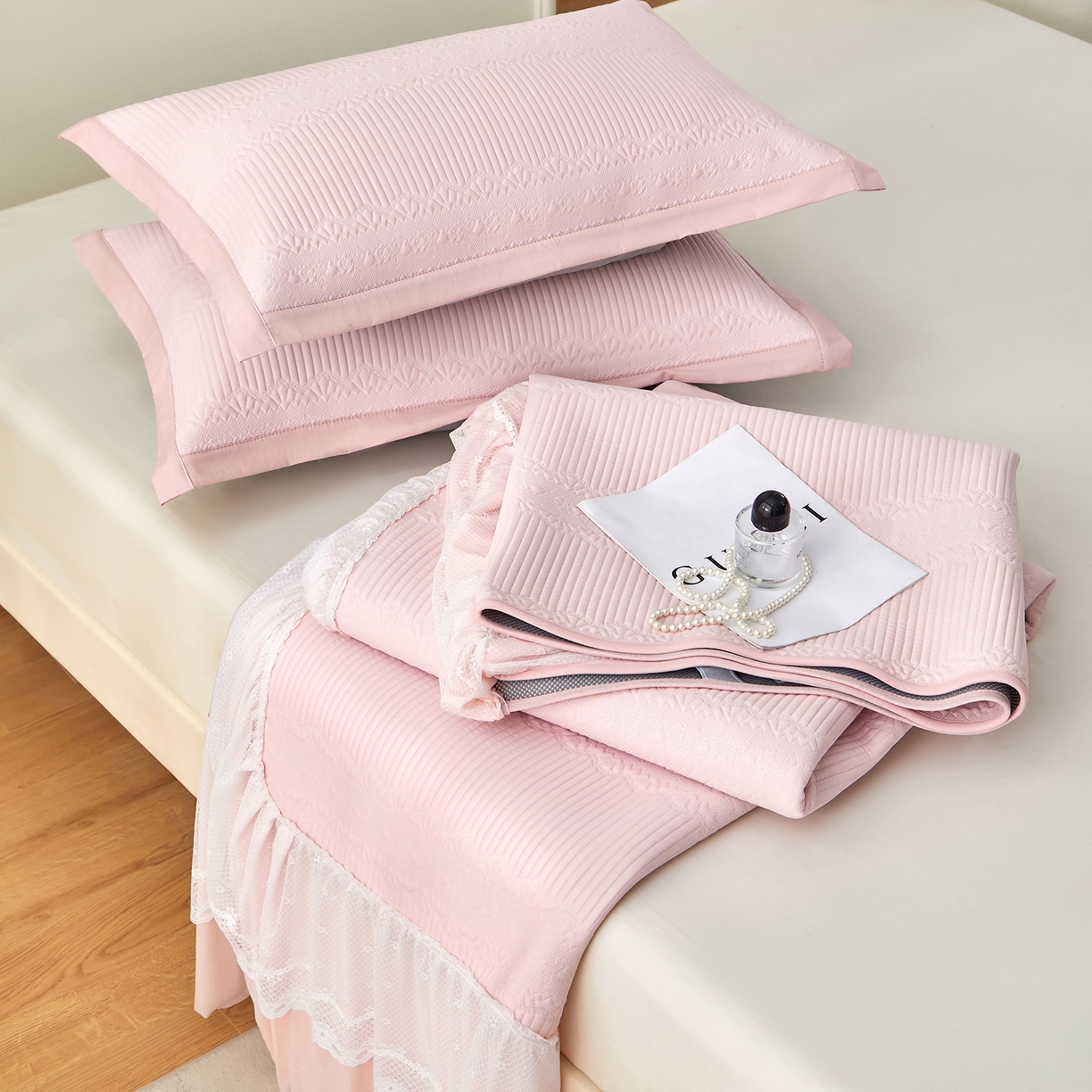 91家纺网 家纺一手货源 找家纺 航途席业 2026新款A类凉感豆豆床裙款凉席三件套-系列五 樱粉绮梦