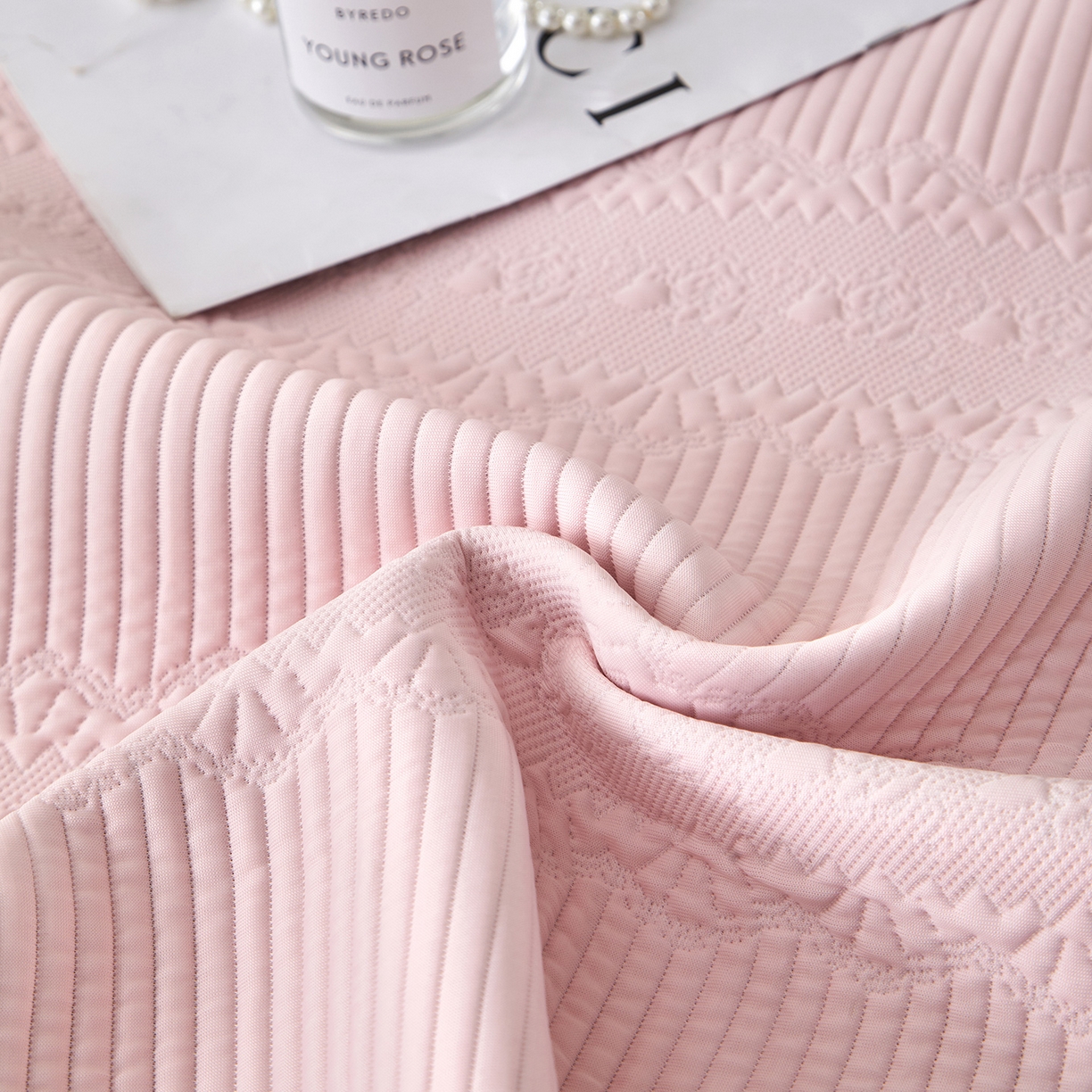 91家纺网 家纺一手货源 找家纺 航途席业 2026新款A类凉感豆豆床裙款凉席三件套-系列五 樱粉绮梦