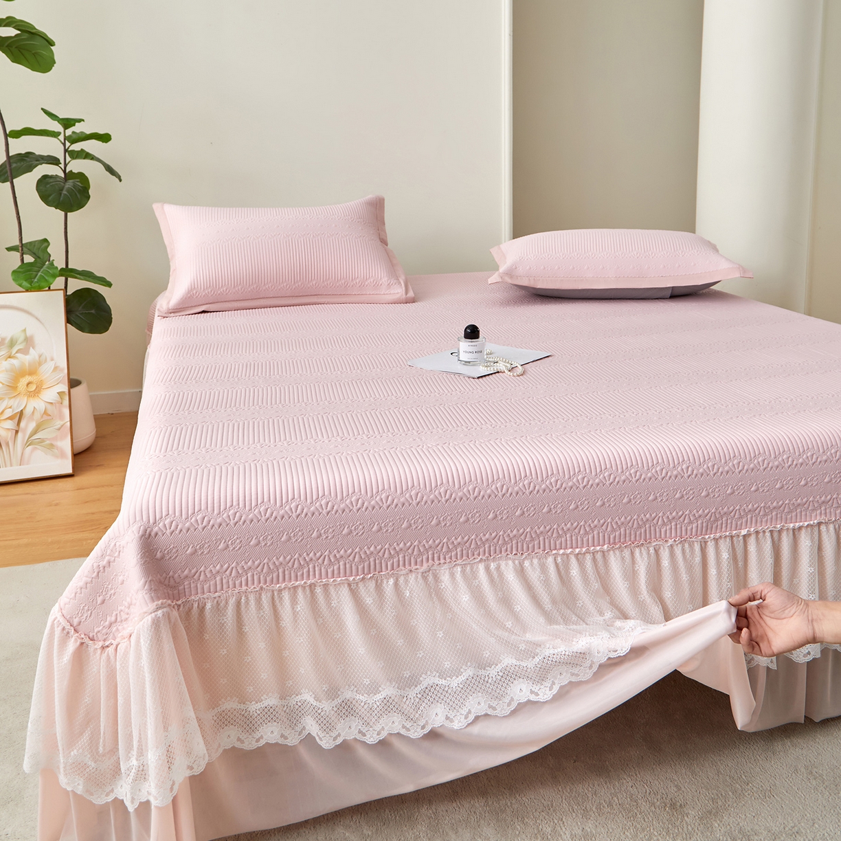 91家纺网 家纺一手货源 找家纺 航途席业 2026新款A类凉感豆豆床裙款凉席三件套-系列五 樱粉绮梦