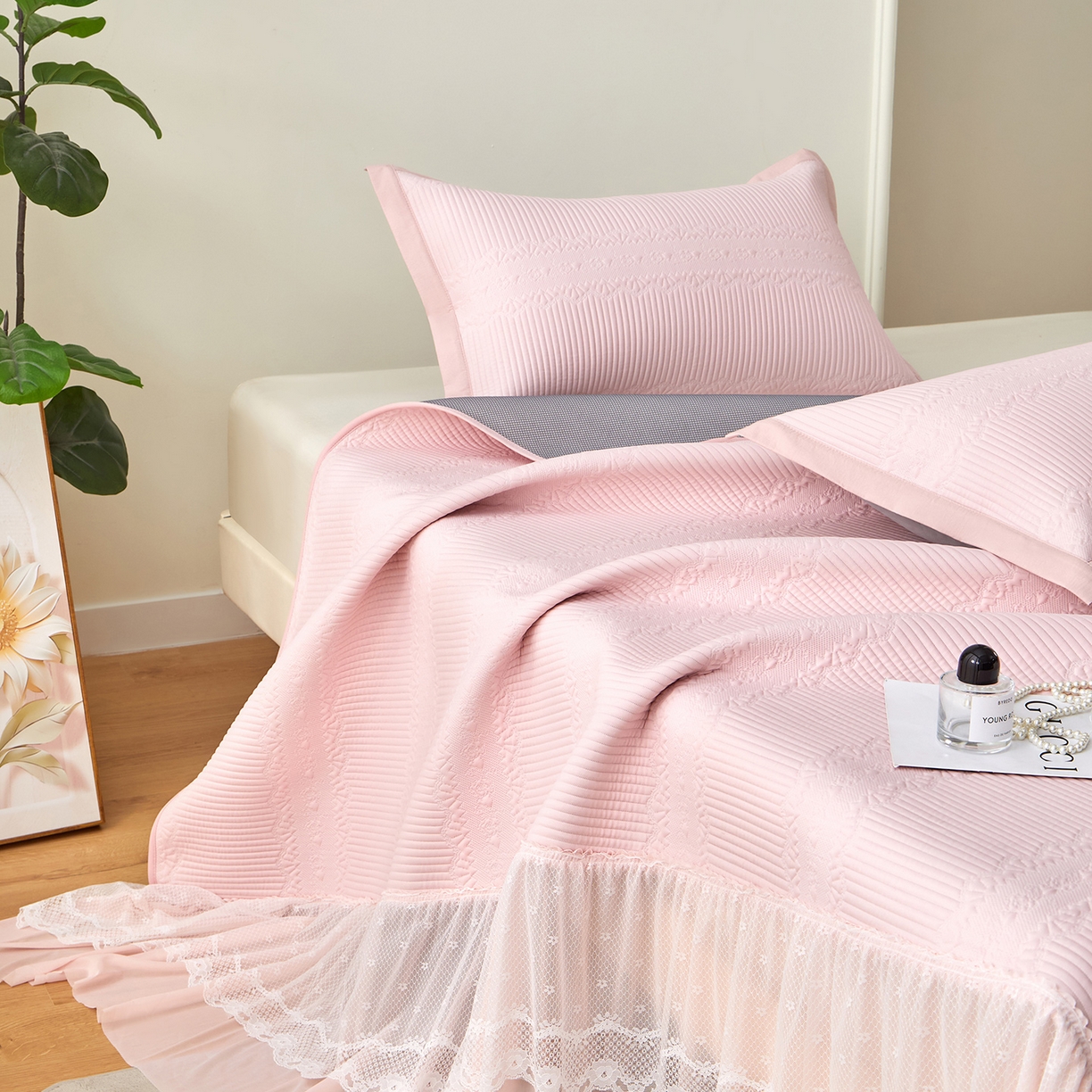 91家纺网 家纺一手货源 找家纺 航途席业 2026新款A类凉感豆豆床裙款凉席三件套-系列五 樱粉绮梦