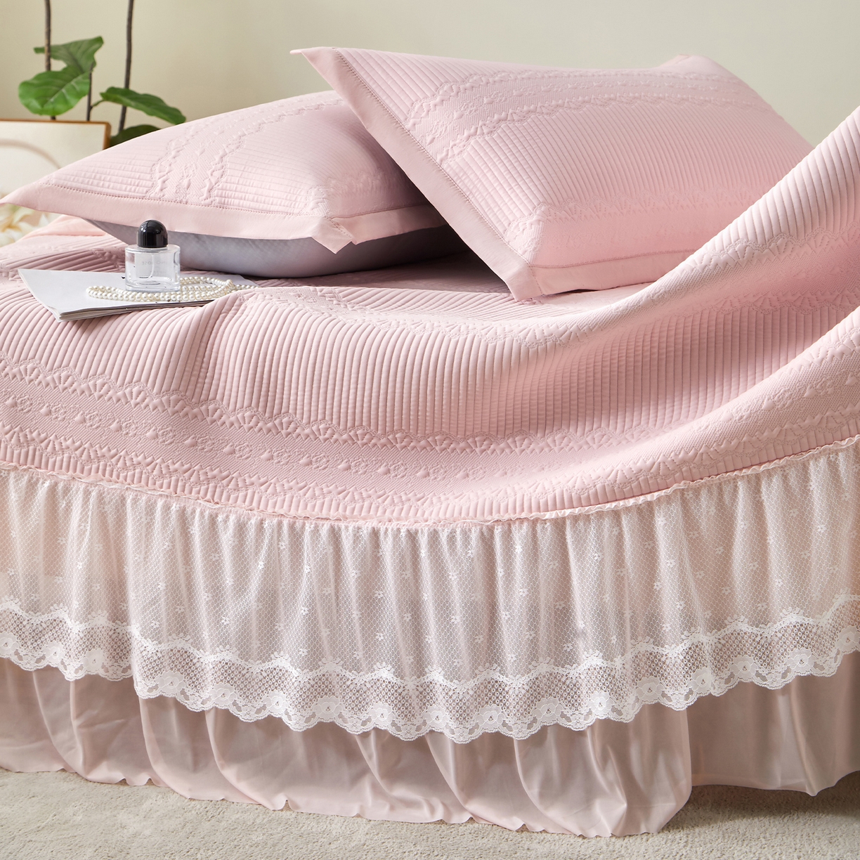 91家纺网 家纺一手货源 找家纺 航途席业 2026新款A类凉感豆豆床裙款凉席三件套-系列五 樱粉绮梦