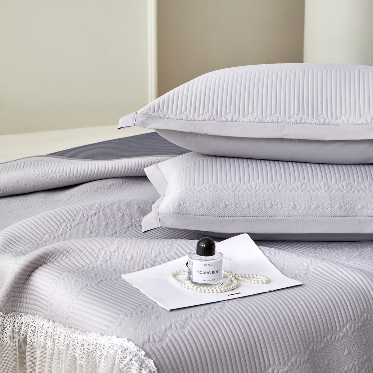 91家纺网 家纺一手货源 找家纺 航途席业 2026新款A类凉感豆豆床裙款凉席三件套-系列五 月灰绮梦