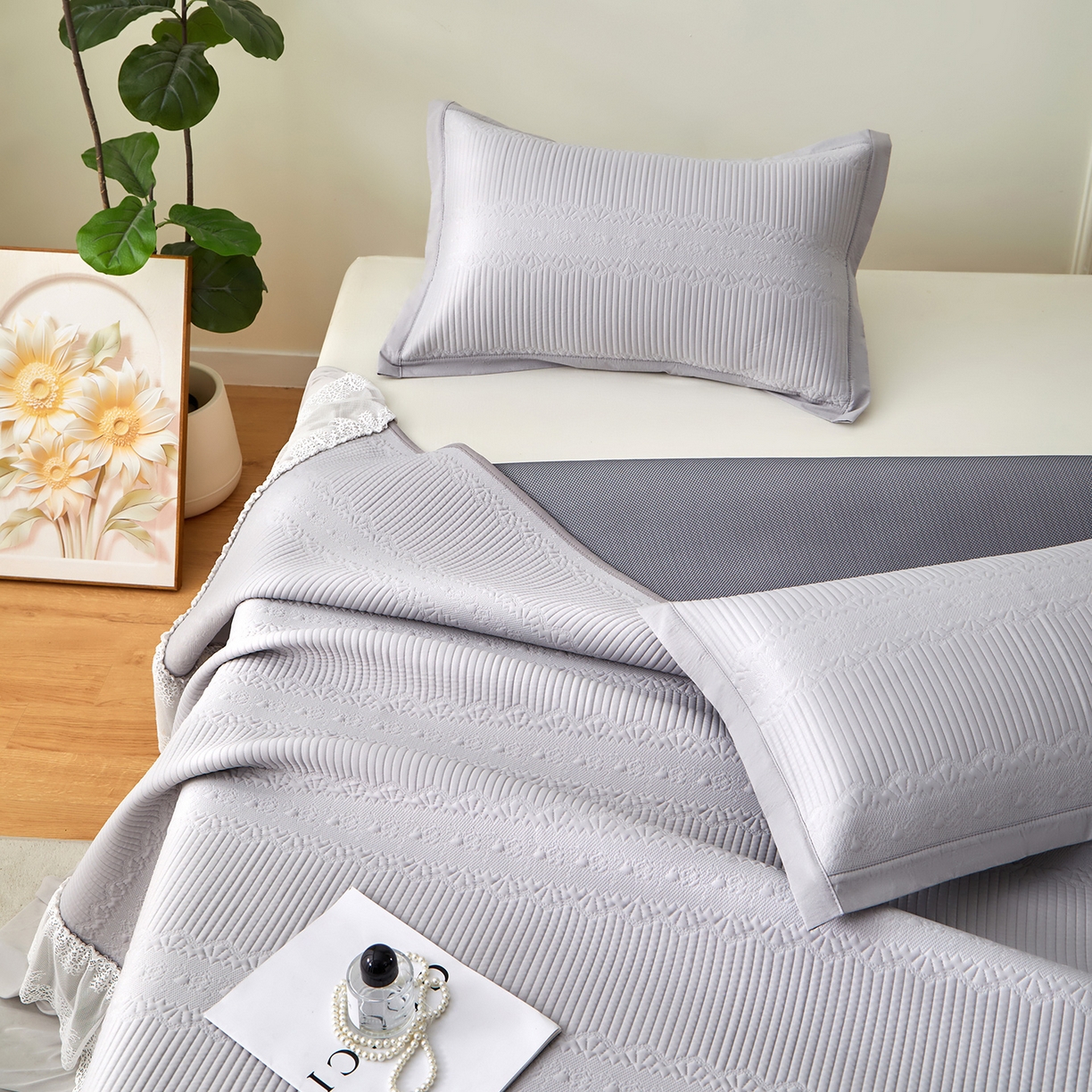 91家纺网 家纺一手货源 找家纺 航途席业 2026新款A类凉感豆豆床裙款凉席三件套-系列五 月灰绮梦