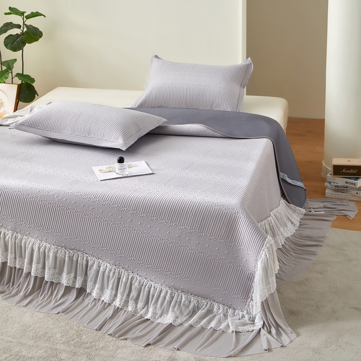 91家纺网 家纺一手货源 找家纺 航途席业 2026新款A类凉感豆豆床裙款凉席三件套-系列五 月灰绮梦