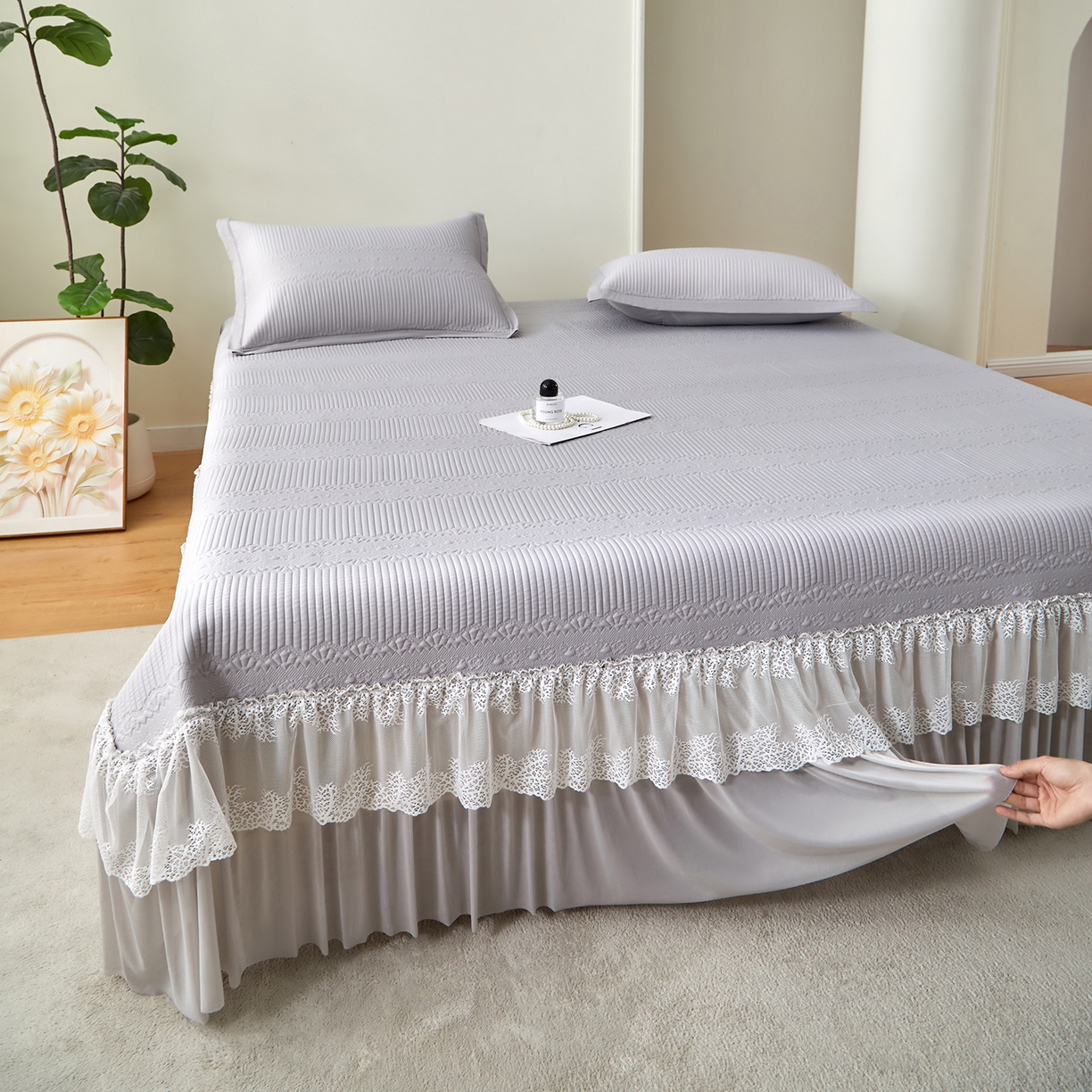 91家纺网 家纺一手货源 找家纺 航途席业 2026新款A类凉感豆豆床裙款凉席三件套-系列五 月灰绮梦