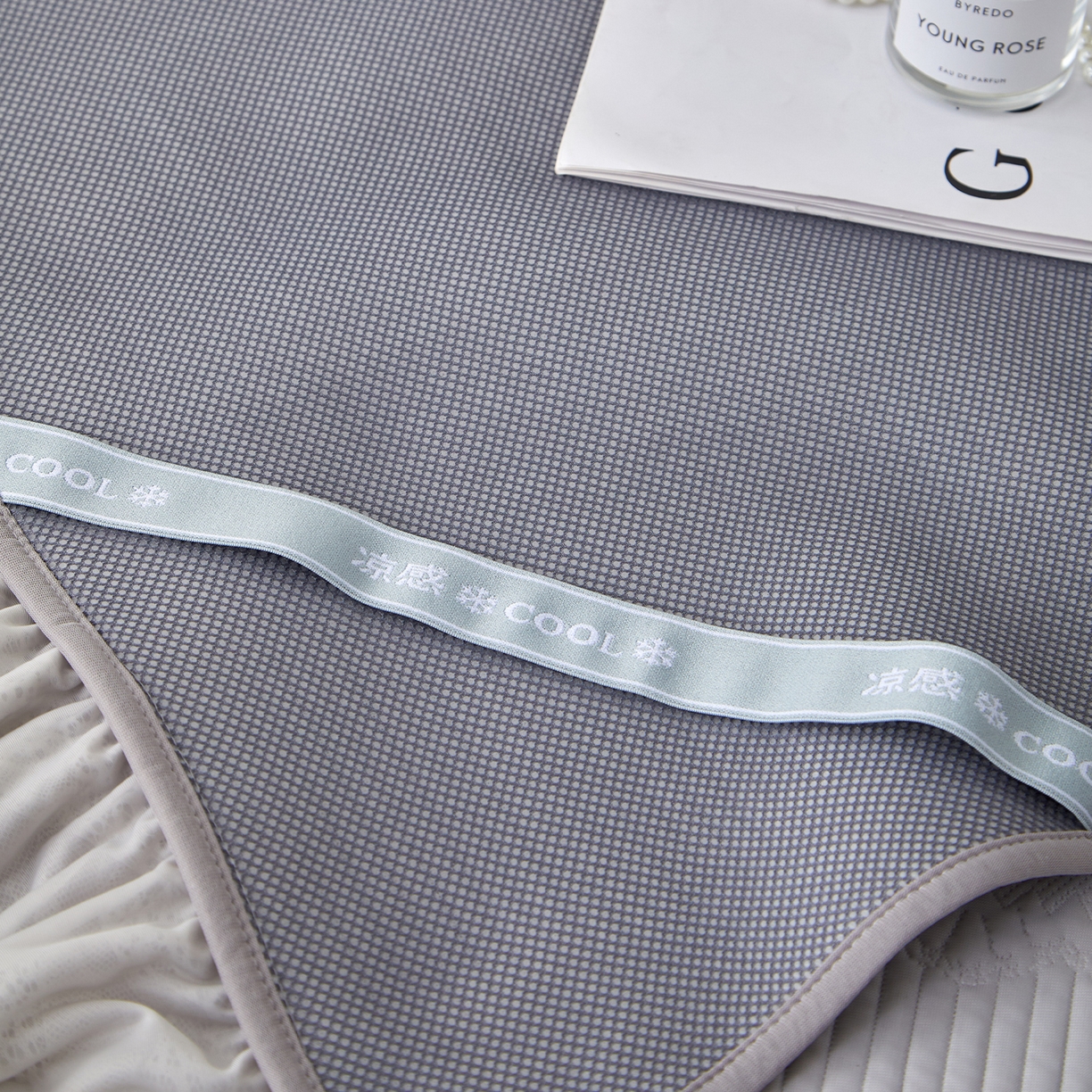 91家纺网 家纺一手货源 找家纺 航途席业 2026新款A类凉感豆豆床裙款凉席三件套-系列五 月灰绮梦