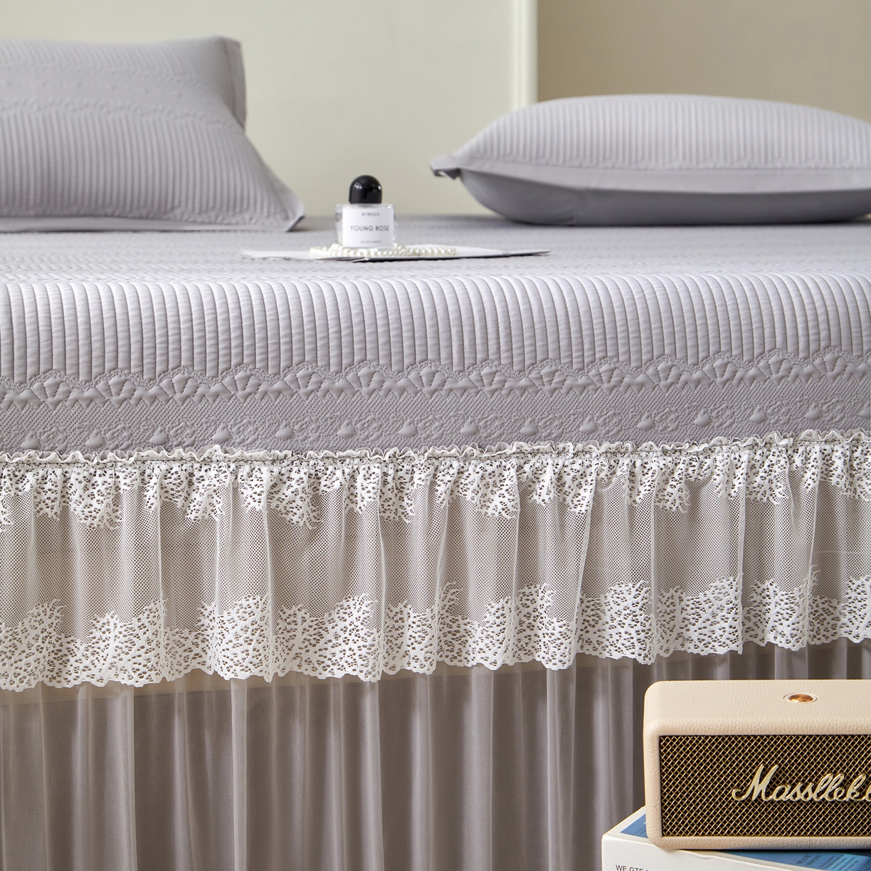 91家纺网 家纺一手货源 找家纺 航途席业 2026新款A类凉感豆豆床裙款凉席三件套-系列五 月灰绮梦