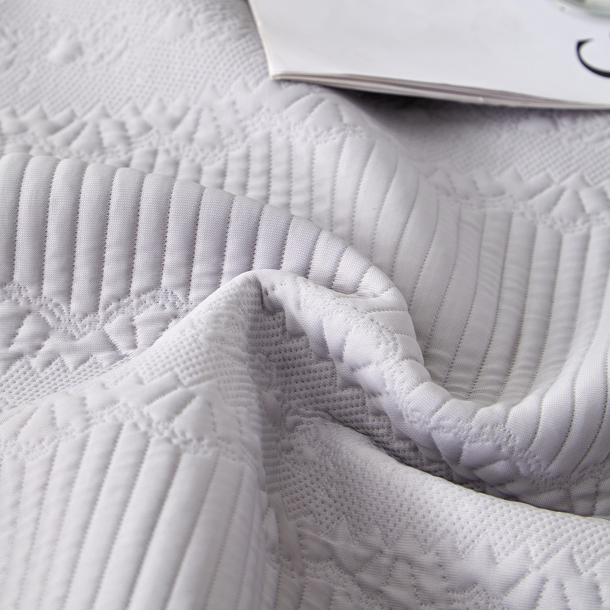 91家纺网 家纺一手货源 找家纺 航途席业 2026新款A类凉感豆豆床裙款凉席三件套-系列五 月灰绮梦