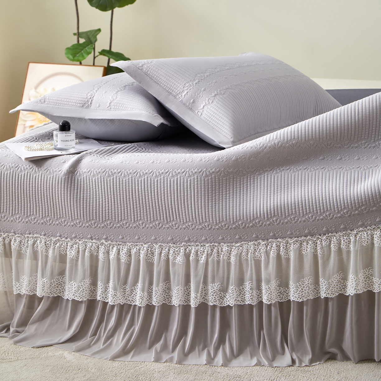 91家纺网 家纺一手货源 找家纺 航途席业 2026新款A类凉感豆豆床裙款凉席三件套-系列五 月灰绮梦