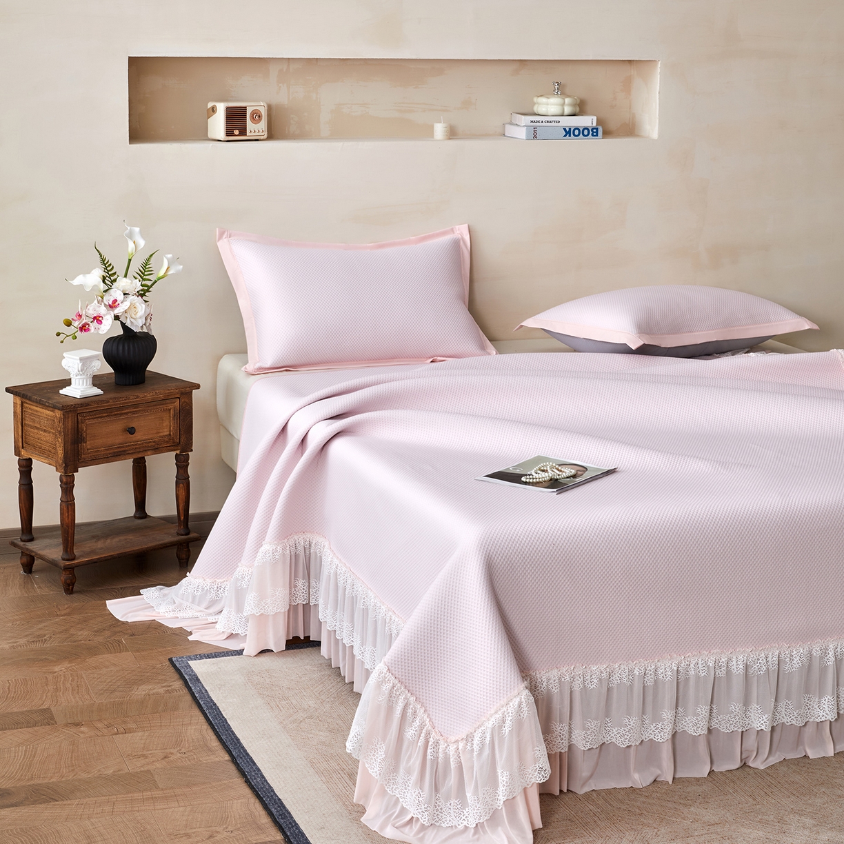 91家纺网 家纺一手货源 找家纺 航途席业 2026新款A类凉感豆豆床裙款凉席三件套-系列四 浅粉星絮