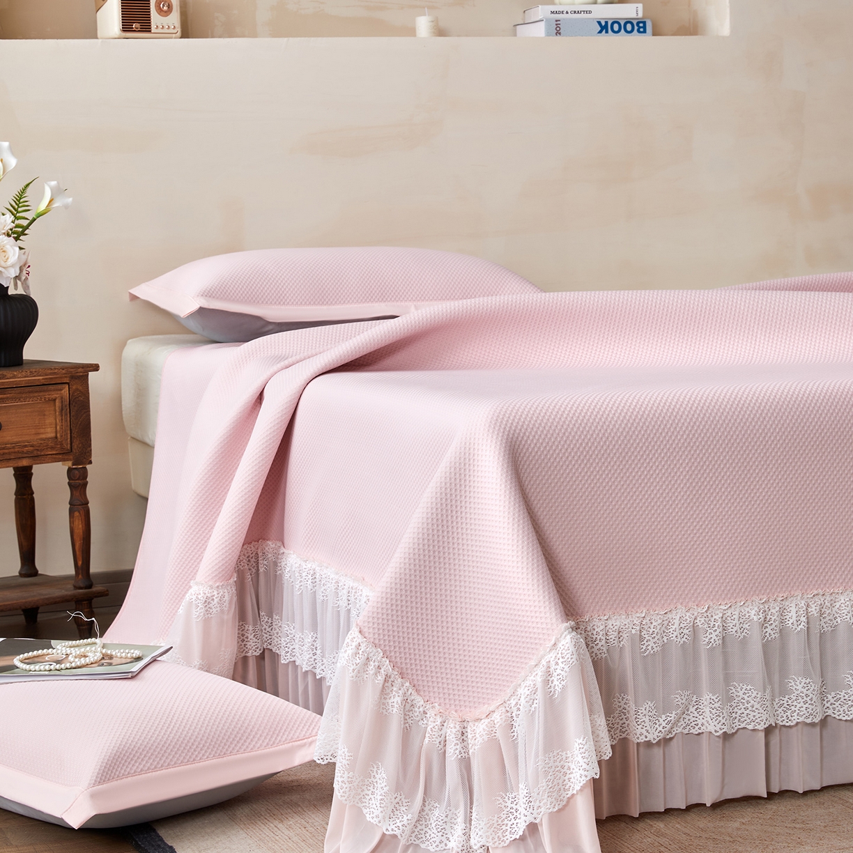 91家纺网 家纺一手货源 找家纺 航途席业 2026新款A类凉感豆豆床裙款凉席三件套-系列四 柔粉星絮