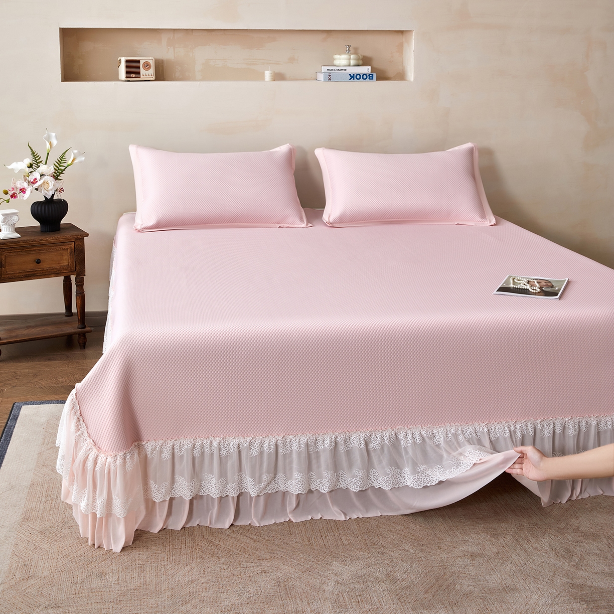 91家纺网 家纺一手货源 找家纺 航途席业 2026新款A类凉感豆豆床裙款凉席三件套-系列四 柔粉星絮