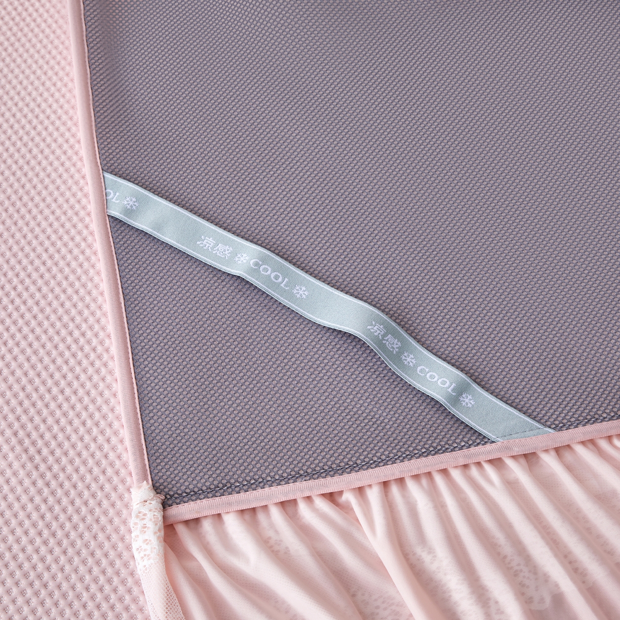 91家纺网 家纺一手货源 找家纺 航途席业 2026新款A类凉感豆豆床裙款凉席三件套-系列四 柔粉星絮