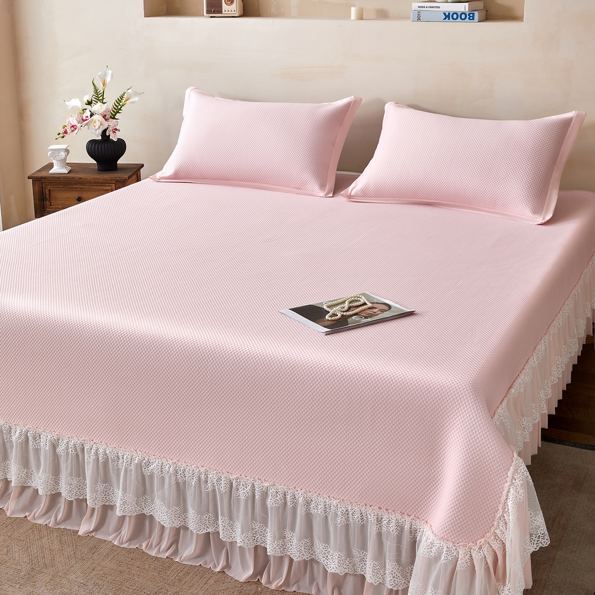 91家纺网 家纺一手货源 找家纺 航途席业 2026新款A类凉感豆豆床裙款凉席三件套-系列四 柔粉星絮