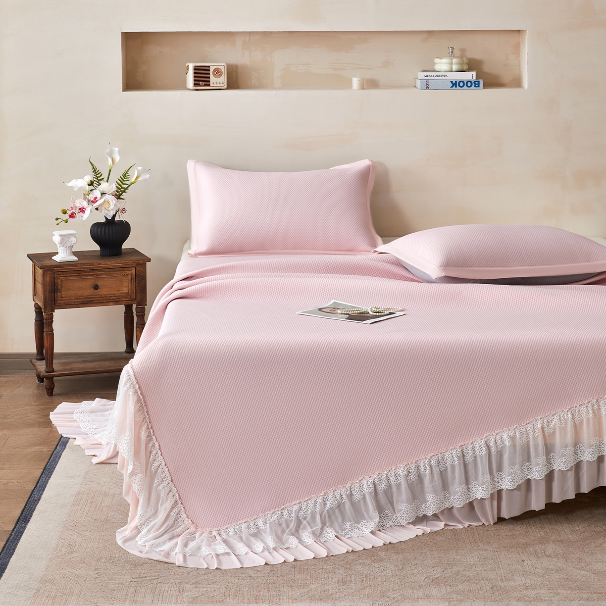 91家纺网 家纺一手货源 找家纺 航途席业 2026新款A类凉感豆豆床裙款凉席三件套-系列四 柔粉星絮