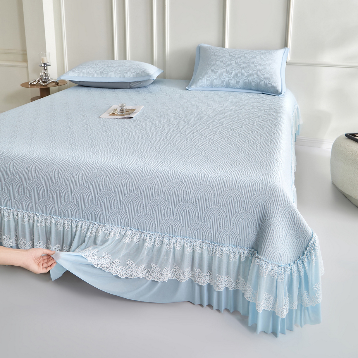 91家纺网 家纺一手货源 找家纺 航途席业 2026新款A类凉感豆豆床裙款凉席三件套-系列三 冰蓝浪影