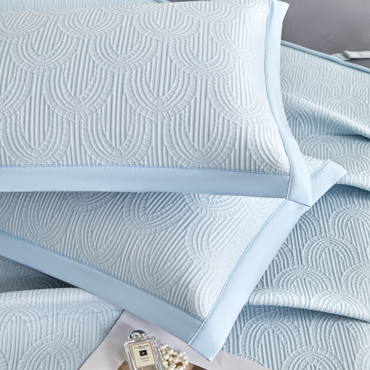 91家纺网 家纺一手货源 找家纺 航途席业 2026新款A类凉感豆豆床裙款凉席三件套-系列三 冰蓝浪影