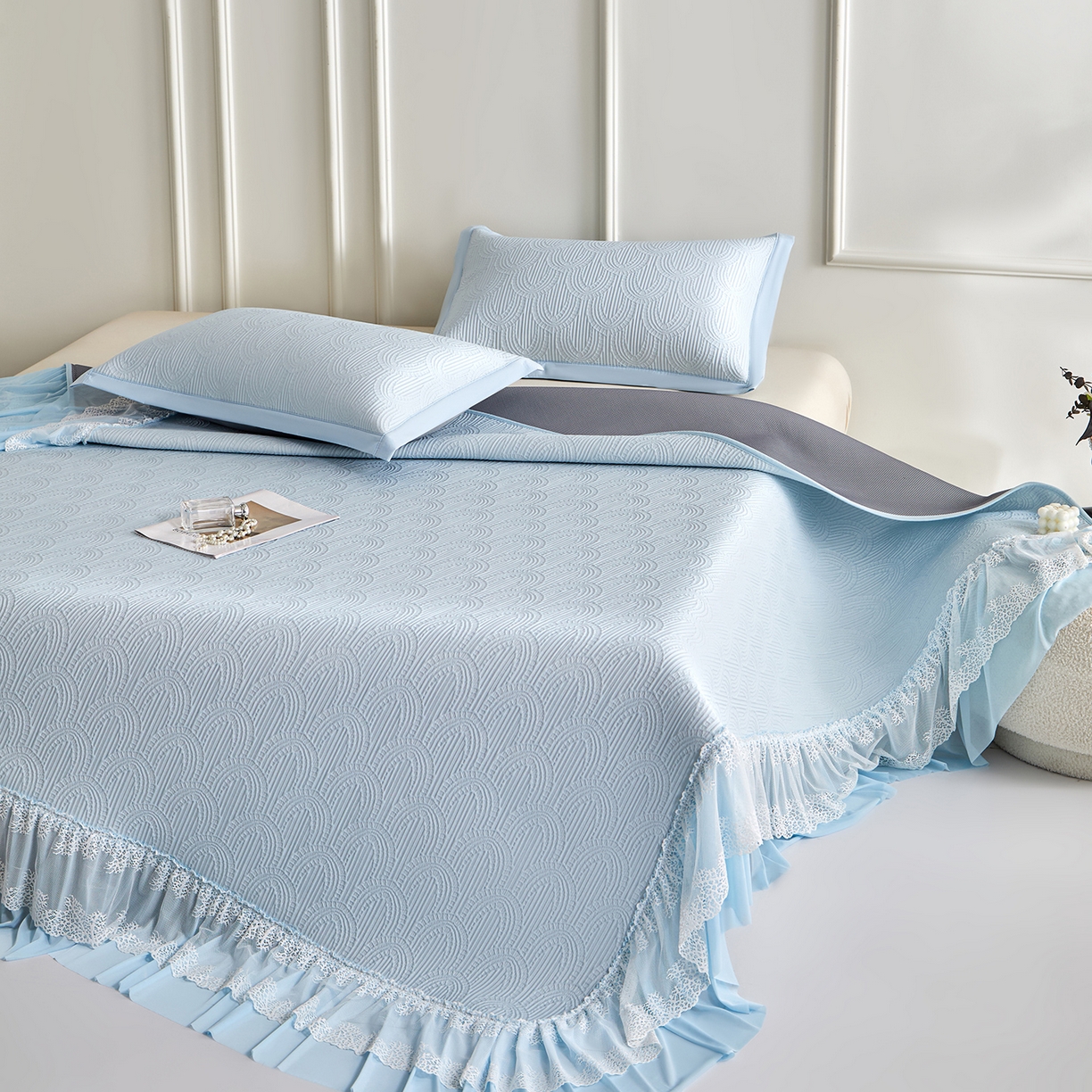 91家纺网 家纺一手货源 找家纺 航途席业 2026新款A类凉感豆豆床裙款凉席三件套-系列三 冰蓝浪影