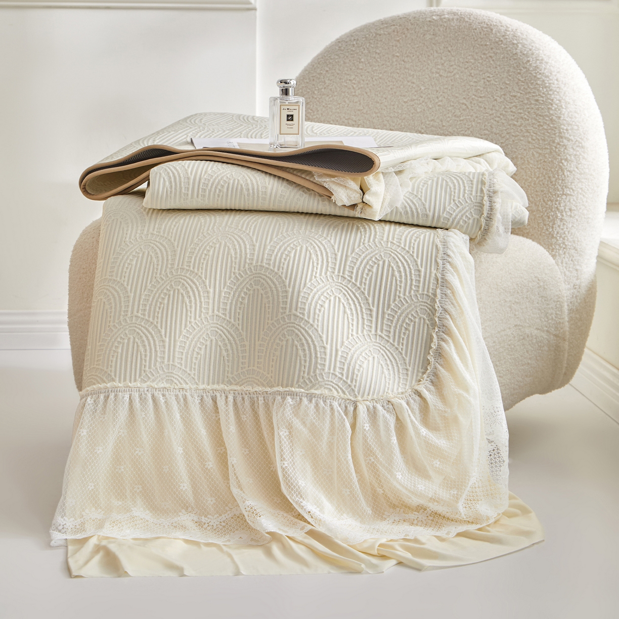 91家纺网 家纺一手货源 找家纺 航途席业 2026新款A类凉感豆豆床裙款凉席三件套-系列三 奶白浪影