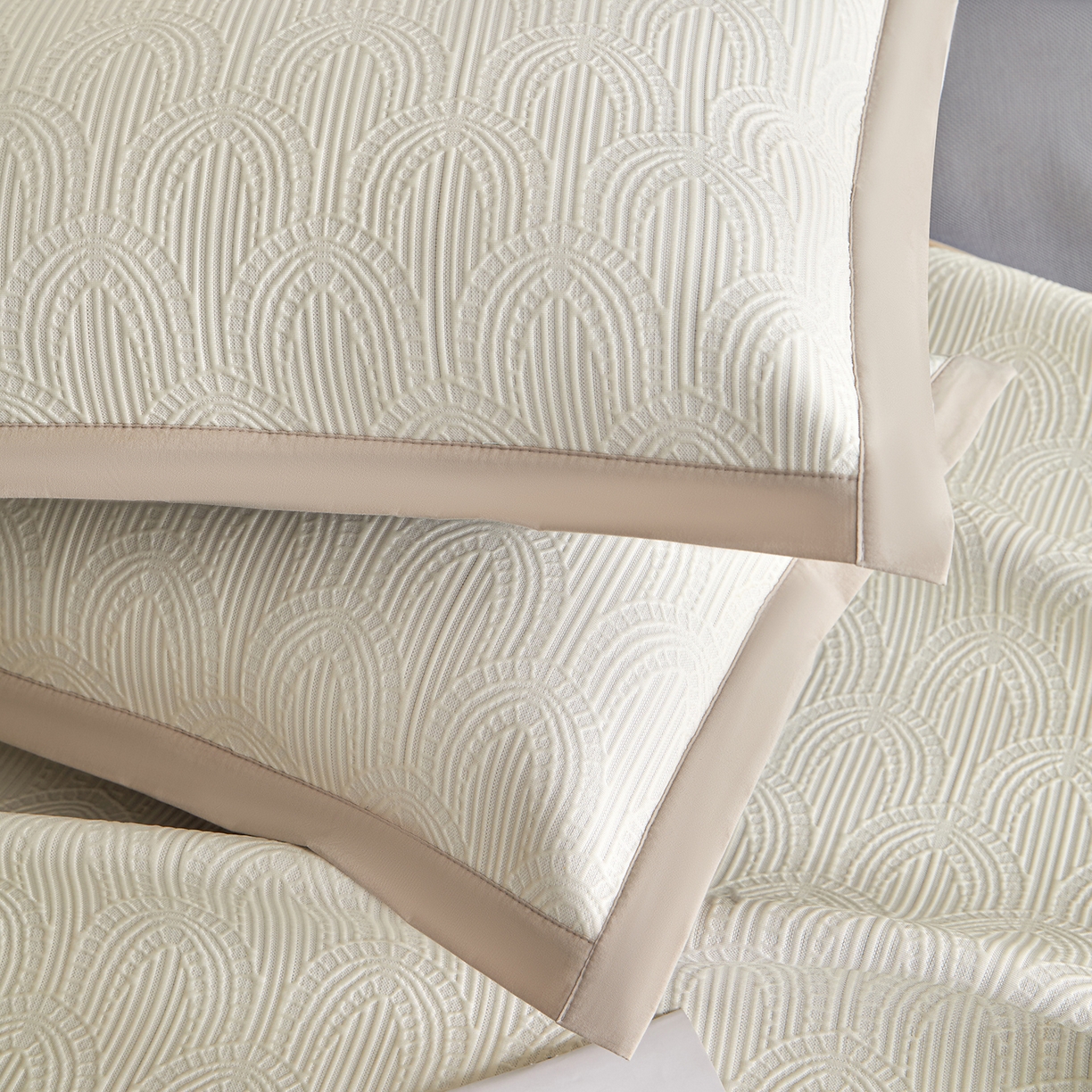 91家纺网 家纺一手货源 找家纺 航途席业 2026新款A类凉感豆豆床裙款凉席三件套-系列三 奶白浪影