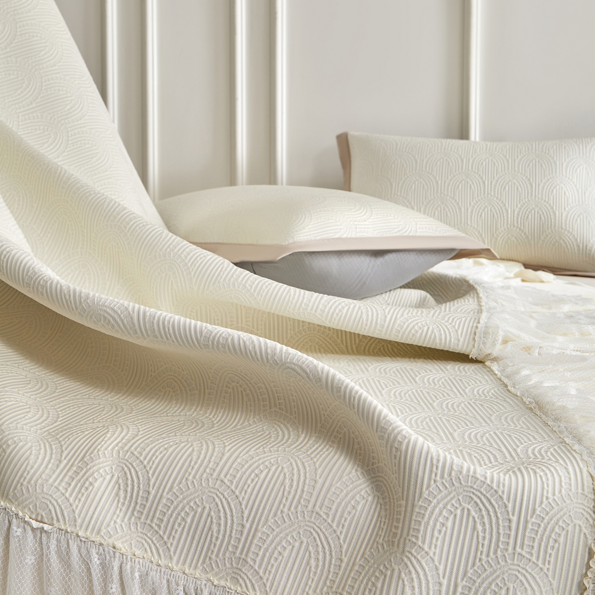 91家纺网 家纺一手货源 找家纺 航途席业 2026新款A类凉感豆豆床裙款凉席三件套-系列三 奶白浪影