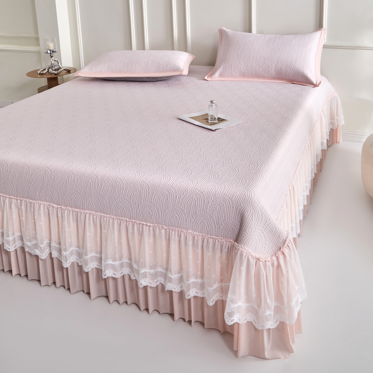 91家纺网 家纺一手货源 找家纺 航途席业 2026新款A类凉感豆豆床裙款凉席三件套-系列三 浅粉浪影