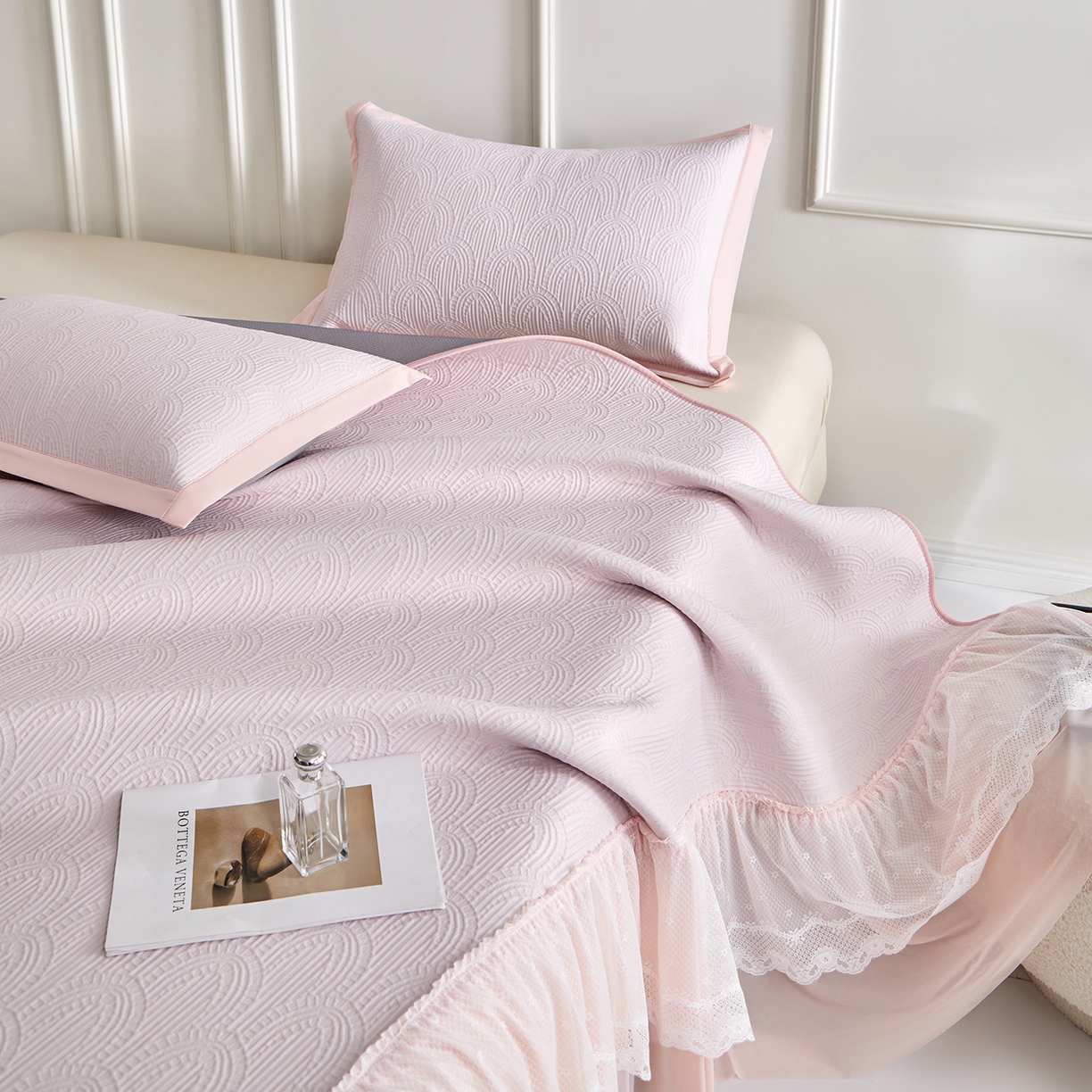 91家纺网 家纺一手货源 找家纺 航途席业 2026新款A类凉感豆豆床裙款凉席三件套-系列三 浅粉浪影