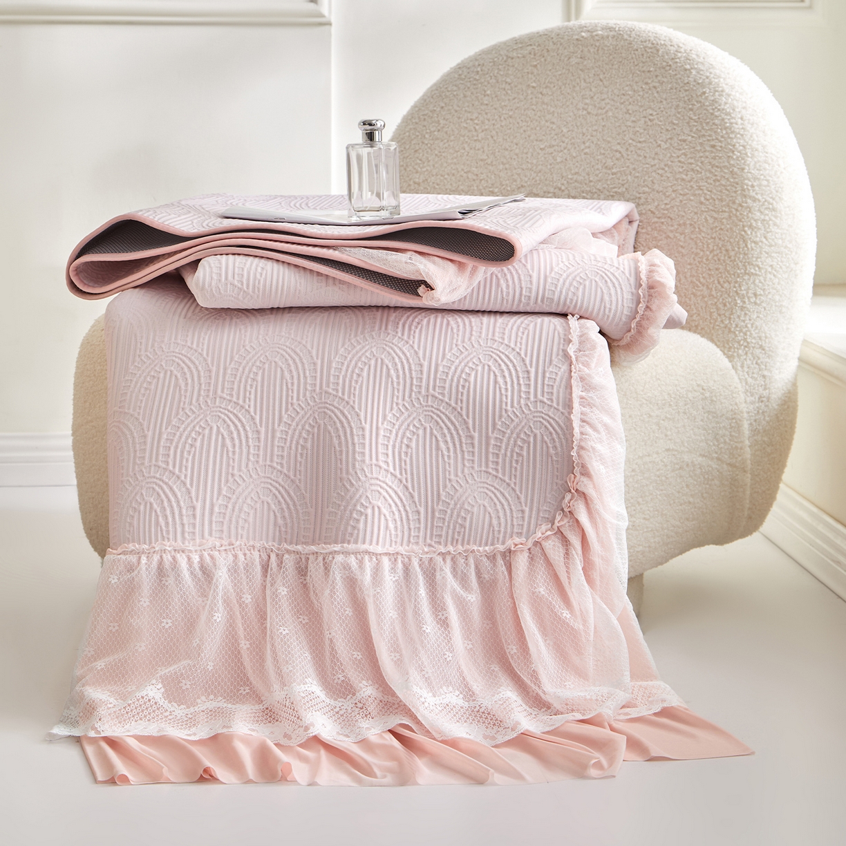 91家纺网 家纺一手货源 找家纺 航途席业 2026新款A类凉感豆豆床裙款凉席三件套-系列三 浅粉浪影