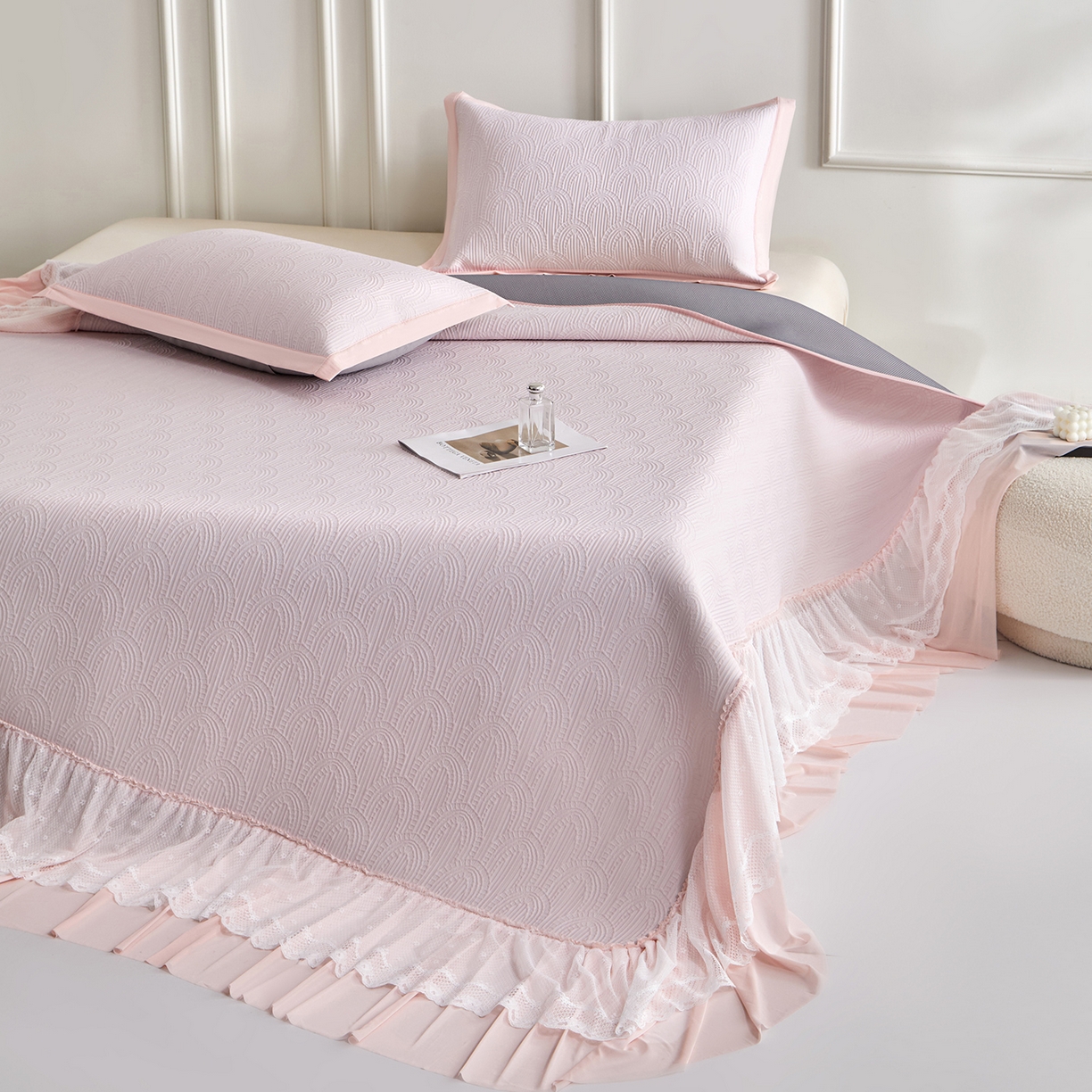 91家纺网 家纺一手货源 找家纺 航途席业 2026新款A类凉感豆豆床裙款凉席三件套-系列三 浅粉浪影