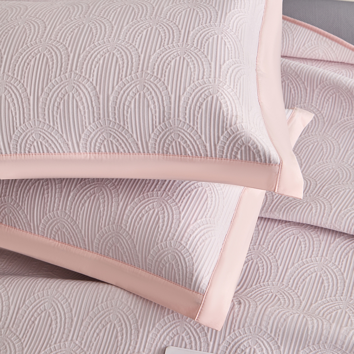 91家纺网 家纺一手货源 找家纺 航途席业 2026新款A类凉感豆豆床裙款凉席三件套-系列三 浅粉浪影